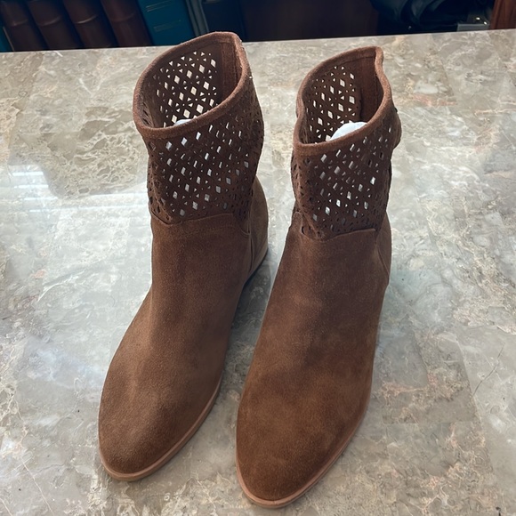 NWT Michael Kors Leather Laser Cut Booties Size 8M Pull On Style - Picture 3 of 11
